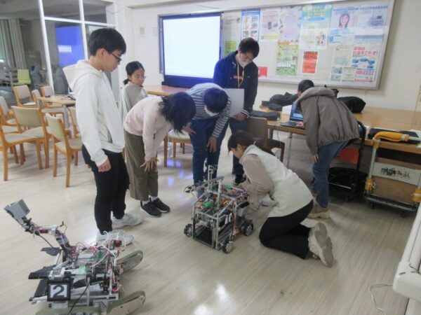 学生フォーミュラチームとレスキューロボット研究会の実演