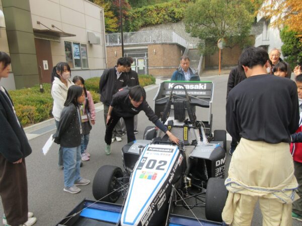 学生フォーミュラチームとレスキューロボット研究会の実演