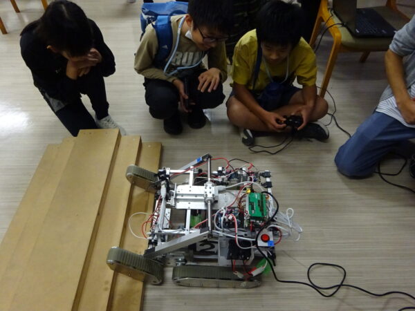 学生フォーミュラチームとレスキューロボット研究会見学